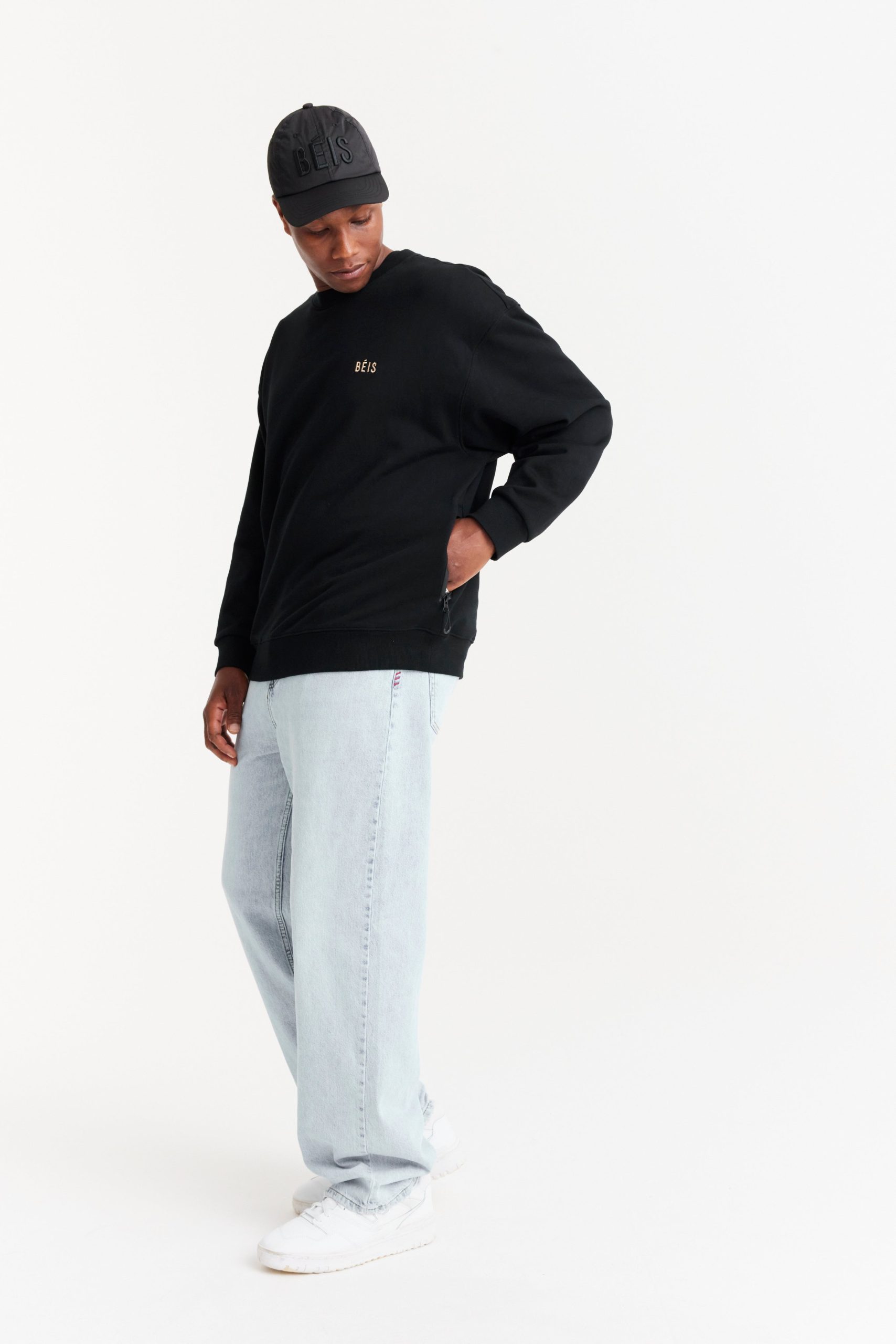 The Sweatshirt in Black - Image 3