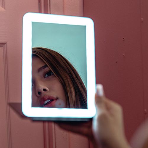 The Light-Up Travel Mirror in Black - Image 7